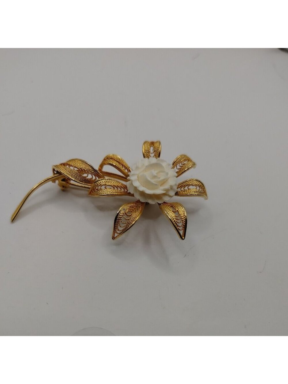 VTG BROOCH/PIN  Cream Flower. Gold -Tone Lacey.  Petals